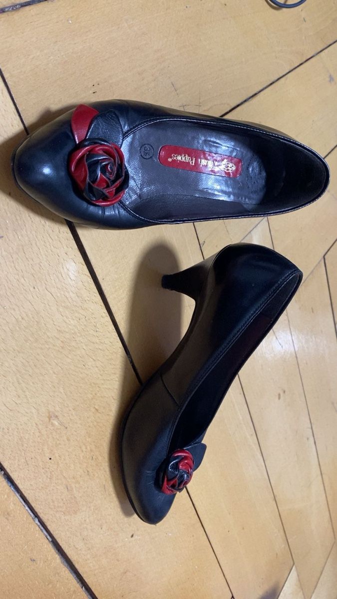 Scarpe da donna: Black Hush Puppies Heels with roses  – Usato da Zürich venduto da mar_zn2k 1