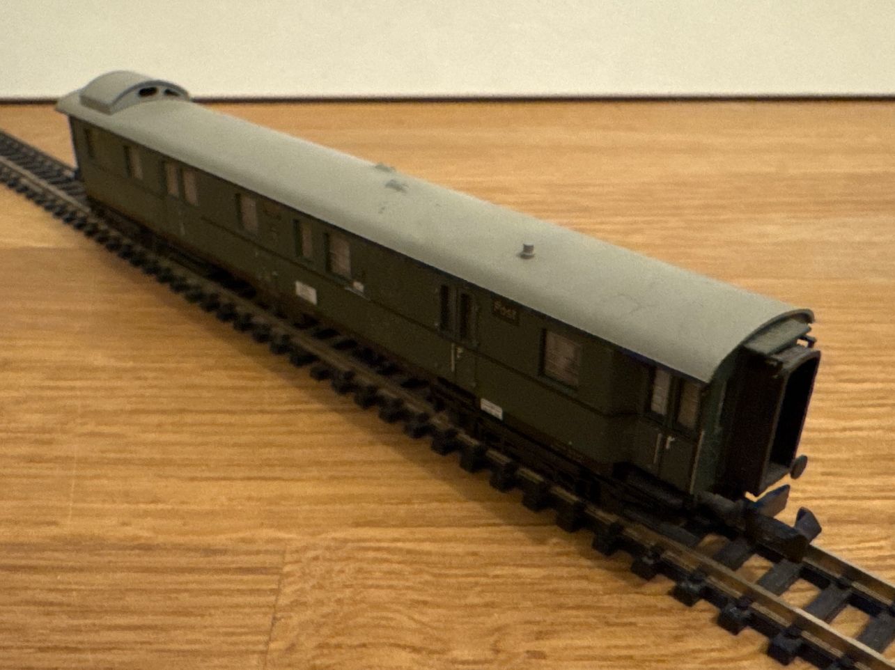 Trix Modellini di ferrovie: Minitrix 3152 DB Pack- und Postwagen – Usato da Schlierbach venduto da Look8 1