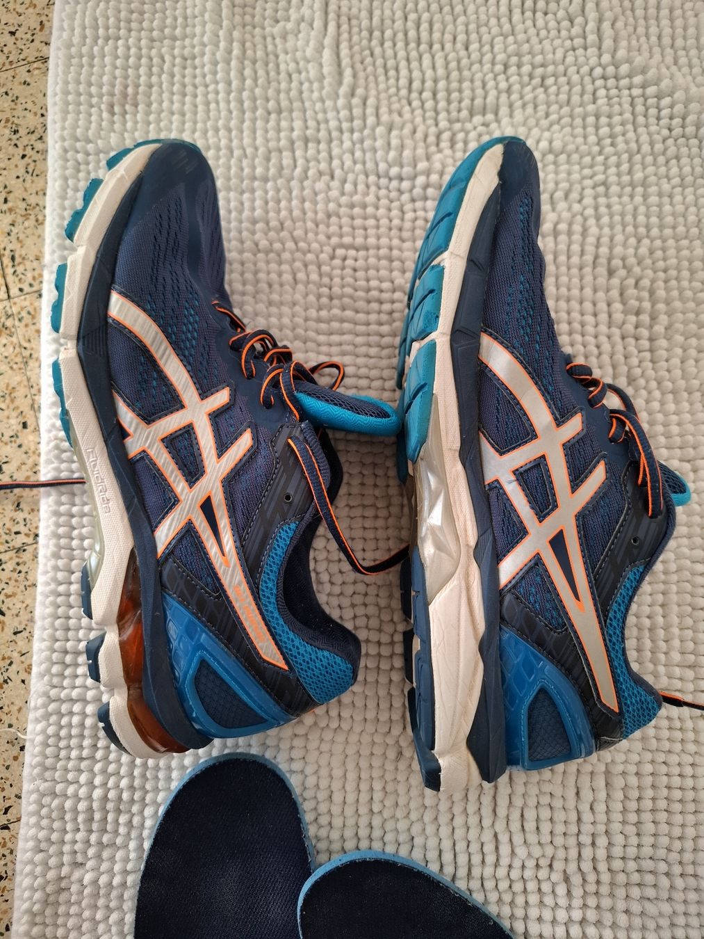 Asics Herrenschuhe: Asics Gel-Kayano baskets running bleu, taille 44.5 – Gebraucht aus Le Locle von sAm_2112 1