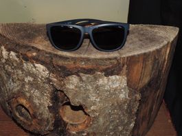 lunettes de soleil bleu foncé INVU