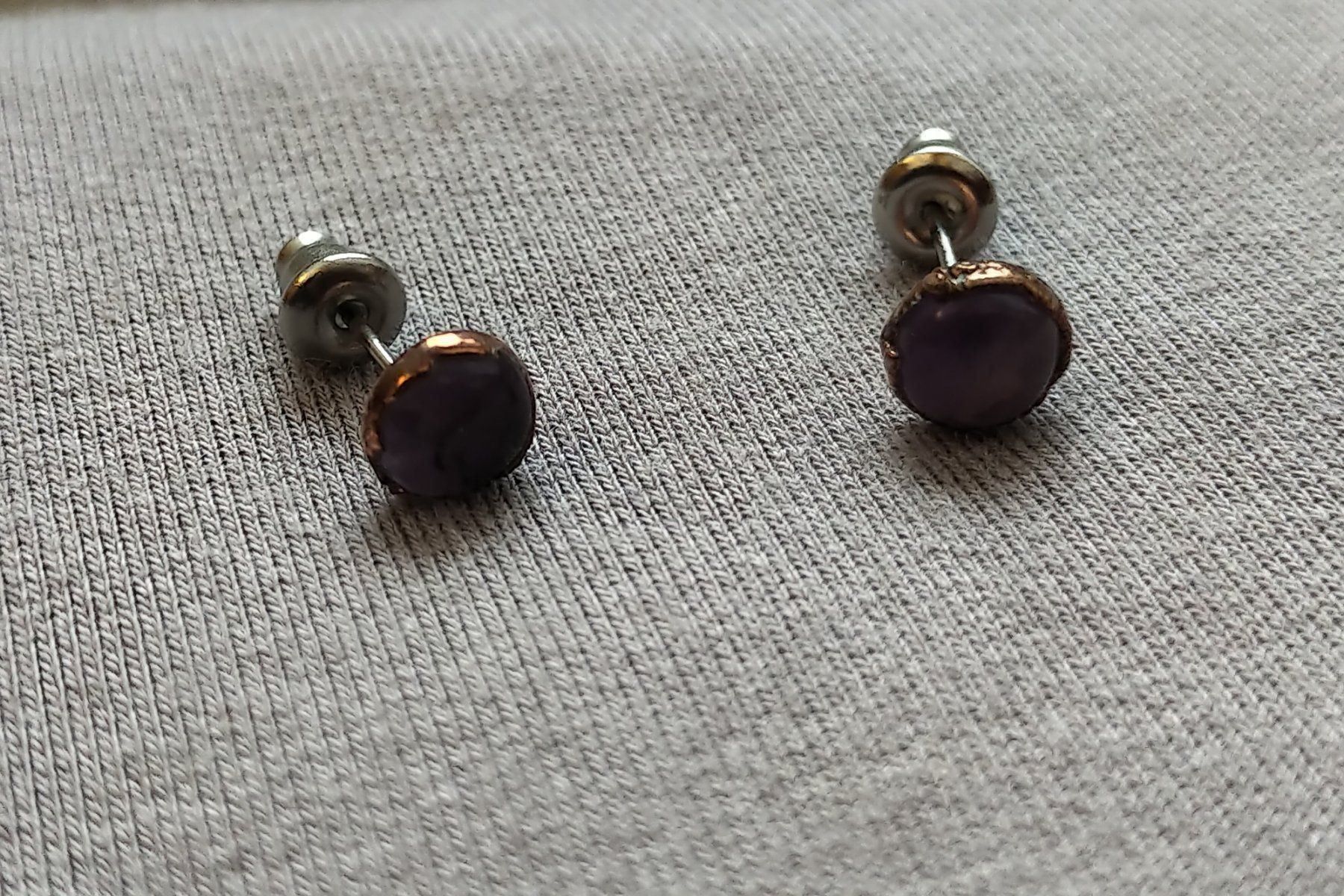 Orecchini pendenti & Orecchini a lobo: Ohrstecker mit Amethyst, Kupferfassung – Usato da Gempen venduto da DennisKl 3