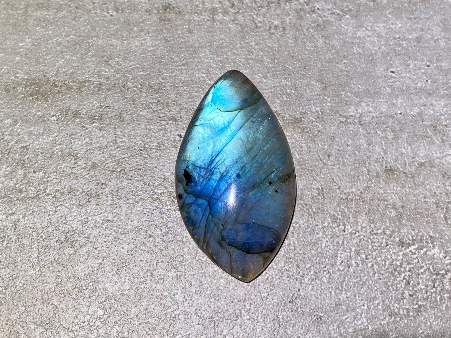 Pierres précieuses: Labradorit (55.50 ct) – Neuf avec emballage d'origine à Laax par Kiki_Kingdom3