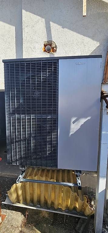 Radiatori: Wärmepumpe Vitocal 200-S Vissmann – Usato da Pieterlen venduto da impala02
