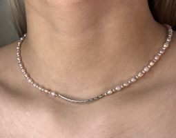 Feine Halskette aus Naturperlen mit silberfarbenen Details
