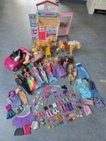 Barbie Konvolut mit Puppen, Auto, Roller, 2 Pferde und Haus