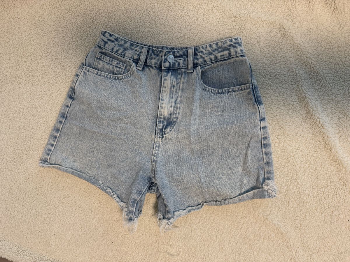 Pantaloni: Sommer Jeans Short Denim hellblau, Gr. S, – Usato da Zürich venduto da kiwi2309