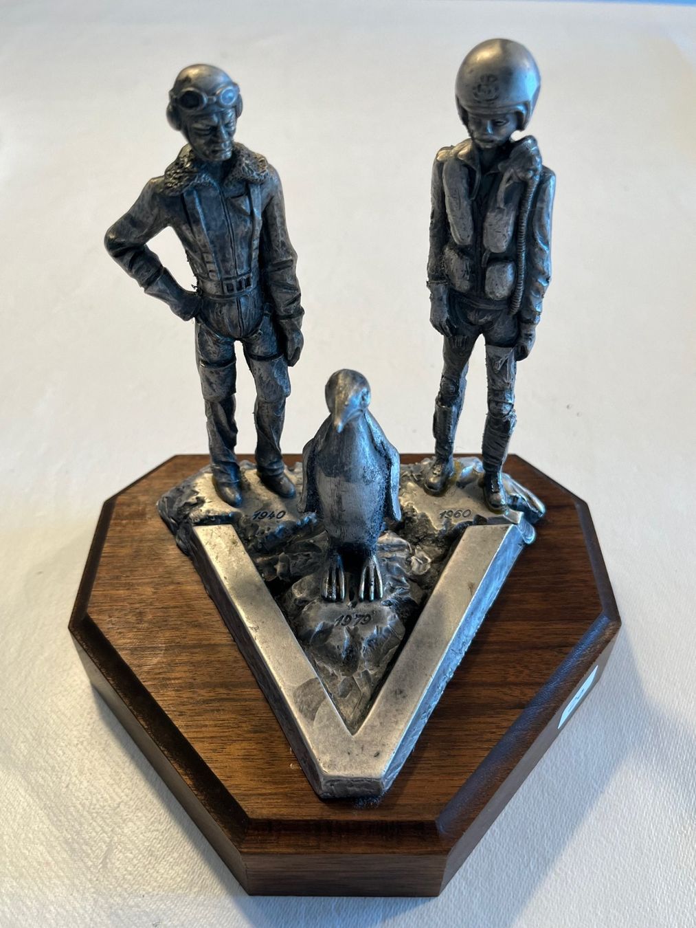 Sculpture en étain argenté "Les Malouines" (M. Ricker) (Gebraucht) in — free download