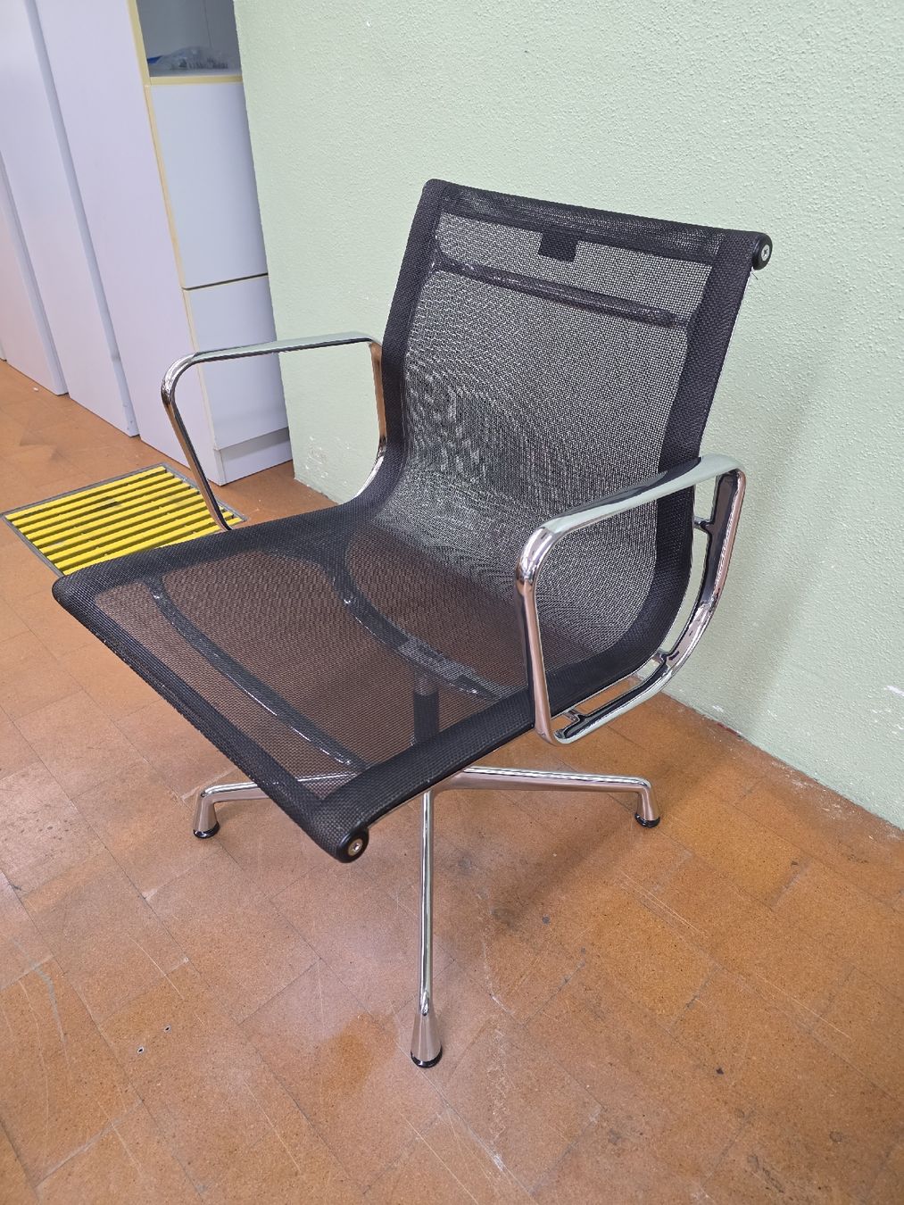 Vitra Sedie: Designer Stuhl Eames EA108 Vitra mit Netzgewebe Bezug – Usato da Lichtensteig venduto da Polsterwerk 1
