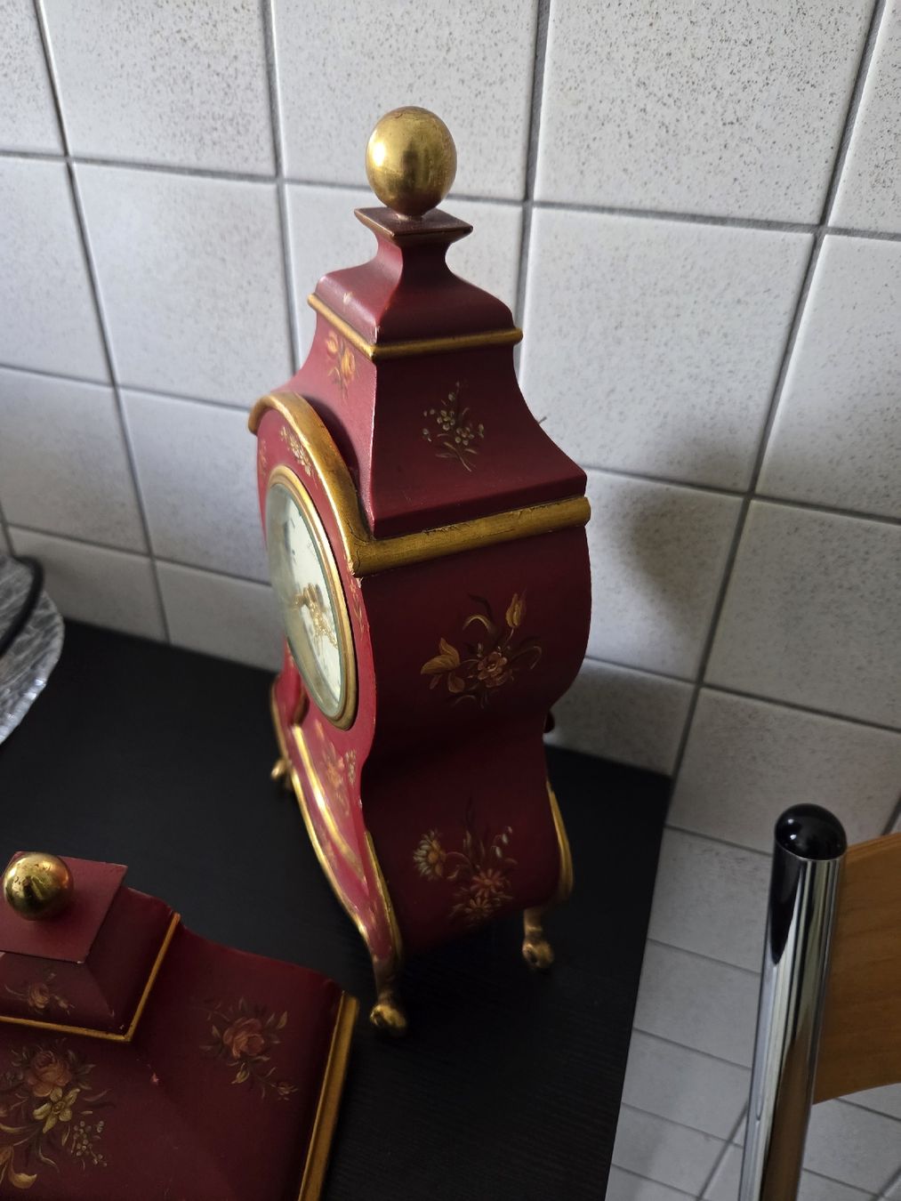 Zenith Orologi da terra & Orologi da parete: Tischuhr Zenith rot bemalt  – Usato da Dietikon venduto da Allegra34 6