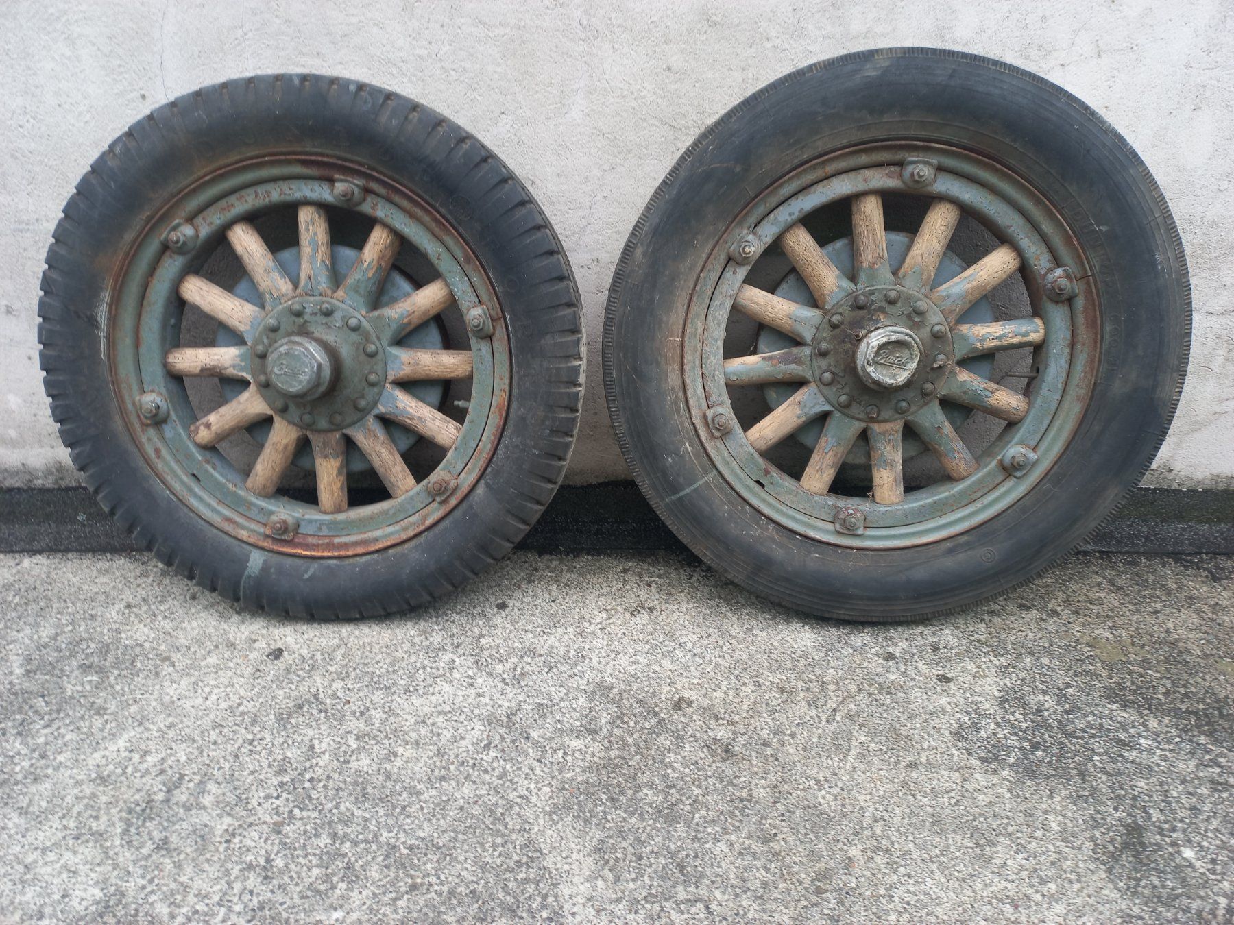 Buick Pneumatici & Ruote complete: Oldtimer 2 Speichenrad / Holzspeichenrad BUICK 21" für Deko – Usato da Dulliken venduto da Dullikenlerchclassic