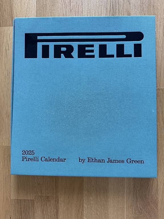 Pirelli Calendari: Calendrier Pirelli 2025 – Nuovo e nell'imballaggio originale da Crissier venduto da Schtonic