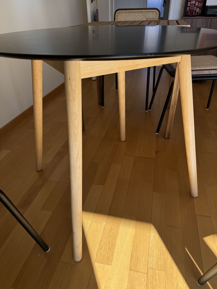 Maisons du monde Tische: Runder schwarzer Esstisch mit Holzbeinen – Gebraucht aus Zürich von miy_l9tw 2