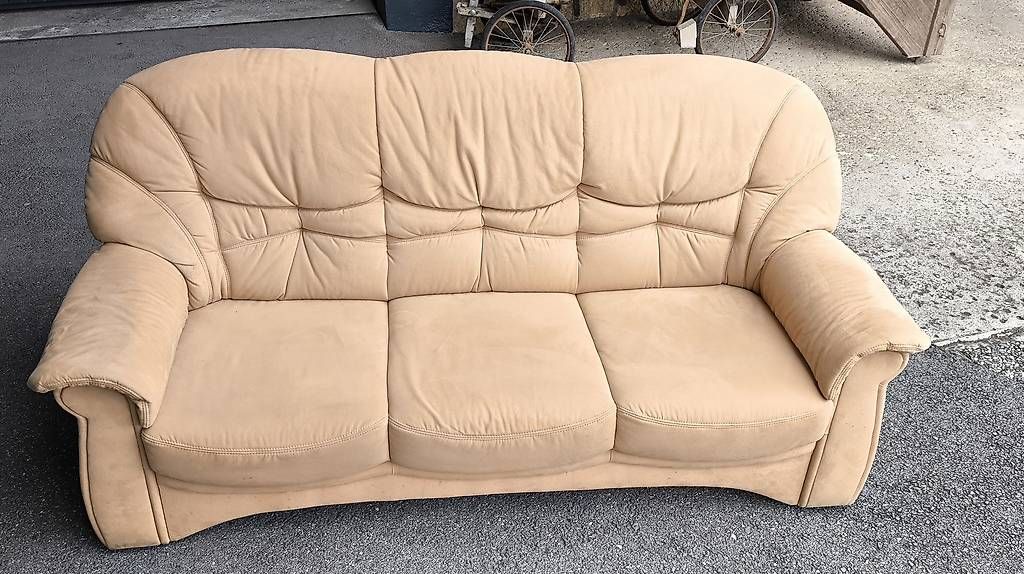 Sofas: Canapé 3 places (2x) + 1 pouf en daim – Gebraucht aus Puidoux von Opela