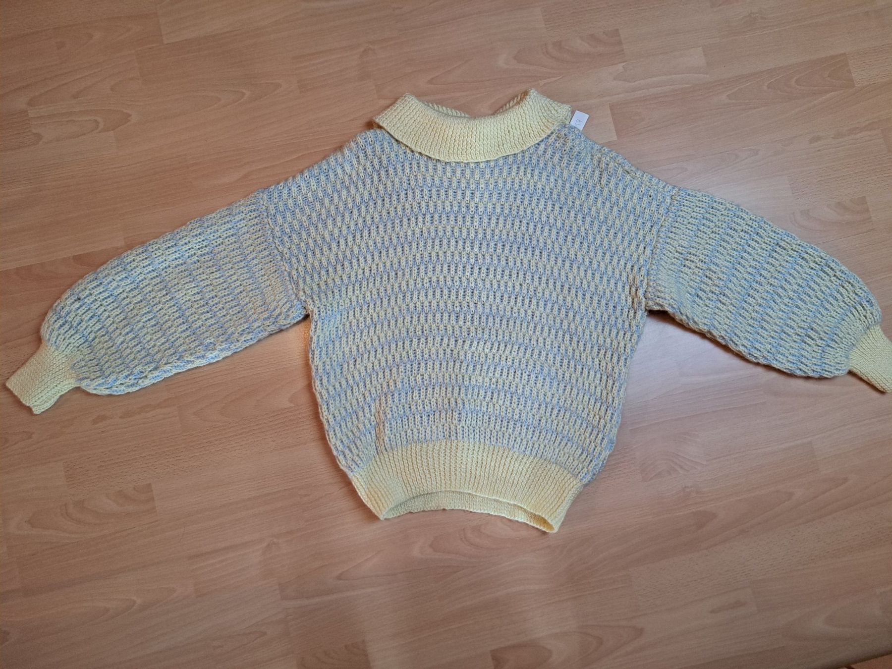 Maglioni & Felpe: Aufwändig gestrickter Wollpulli hellgelb/hellgrau. – Nuovo (secondo la descrizione) da Hettiswil venduto da san_kf5h 2