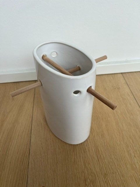Vase & Récipients: Originelle Vase weiss mit Holzstäben – D'occasion à Arosa par auras