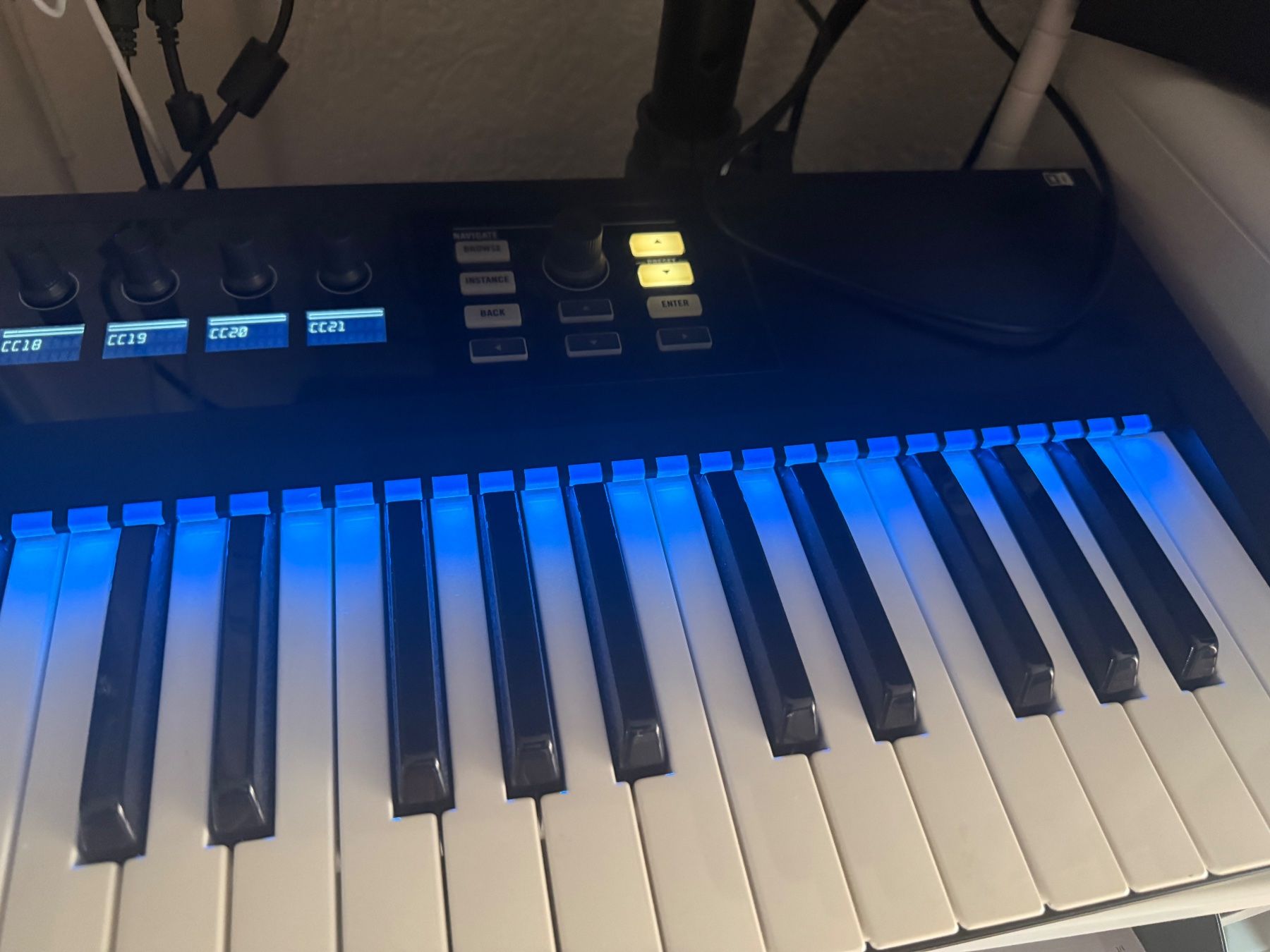 Console di mixaggio: Native Instruments Maschine Kontrol S49 MIDI Keyboard Con... – Nuovo (secondo la descrizione) da Zürich venduto da fawziahmed 2