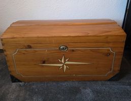Alte Truhe / Kiste aus Holz mit Kompass-Motiv, vintage