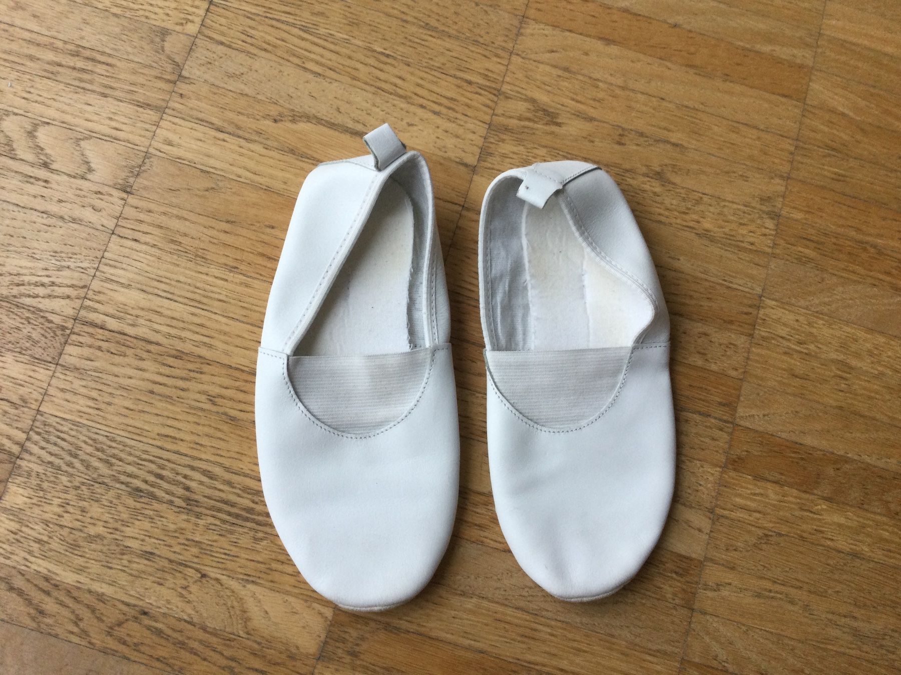 Scarpe per ragazzi: Kinder Gymnastik Schuhe, Gr 34 – Usato da Zürich venduto da VorlonShadow 1