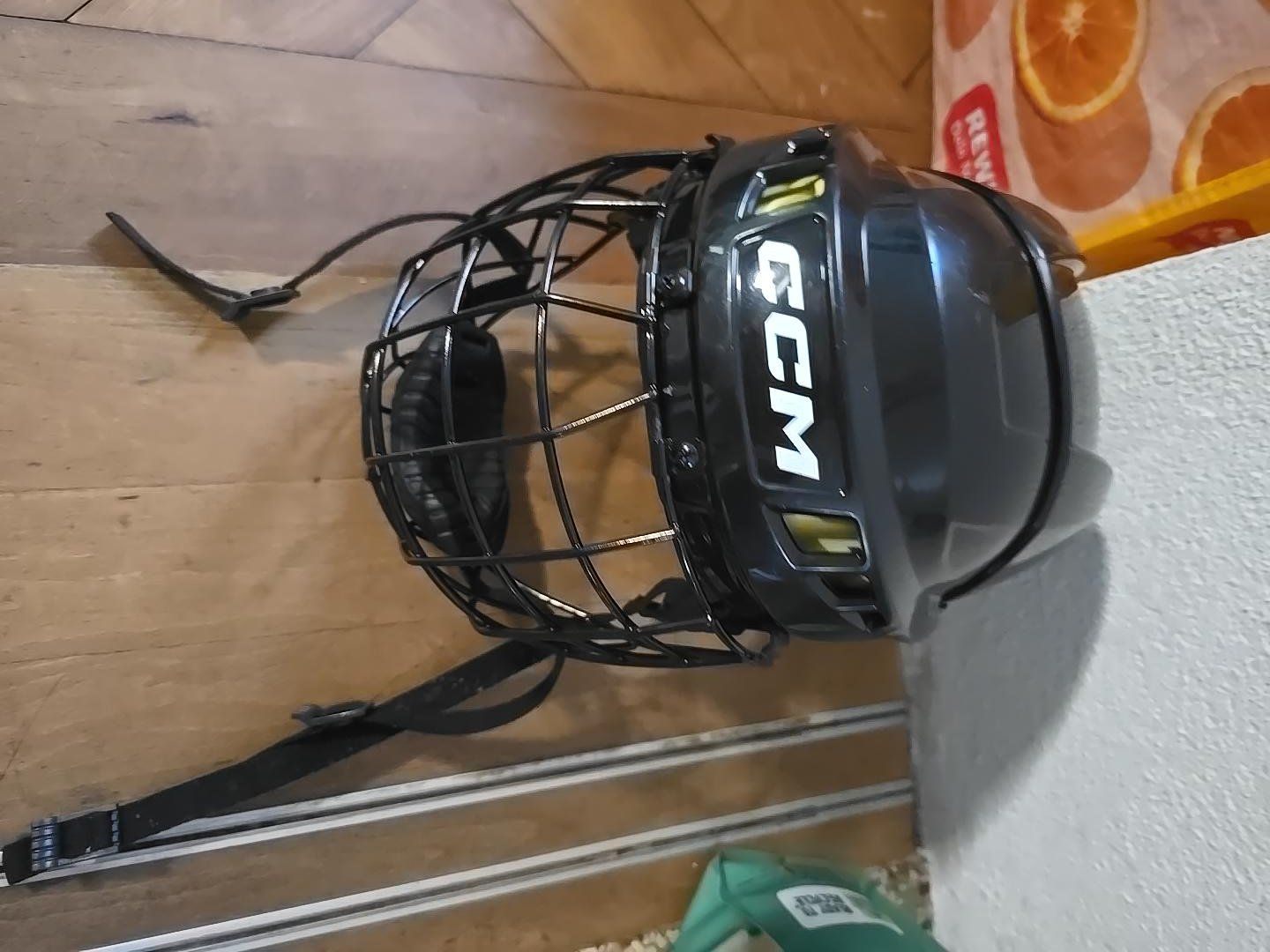 Ccm Caschi: CCM XTIO Eishockeyhelm mit Gitter, Grösse M – Usato da Aarau venduto da Nibdorb 2