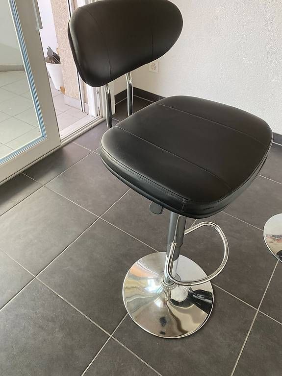 Sedie: Black Adjustable Bar Stool  Good Condition (2 Available) – Usato da Ecublens VD venduto da tho_7rwr