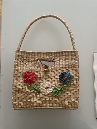 Geflochtene Tasche mit bunten Blumen