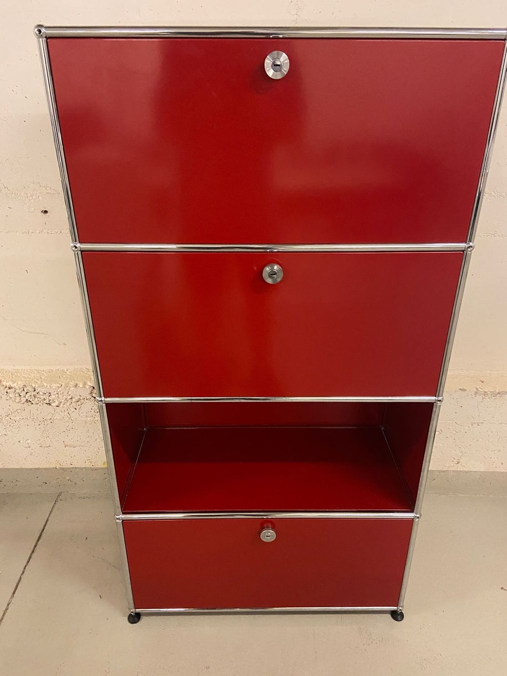 USM Regale: USM Haller Schrank rot  mit 3 Klappen – Gebraucht aus Wil SG von tra_dv7v