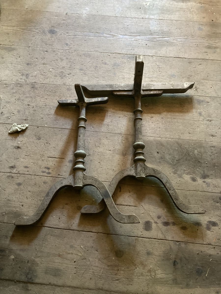 Altri mobili d'antiquariato: Tischbeine Gusseisen – Usato da Luthern Bad venduto da Peter686