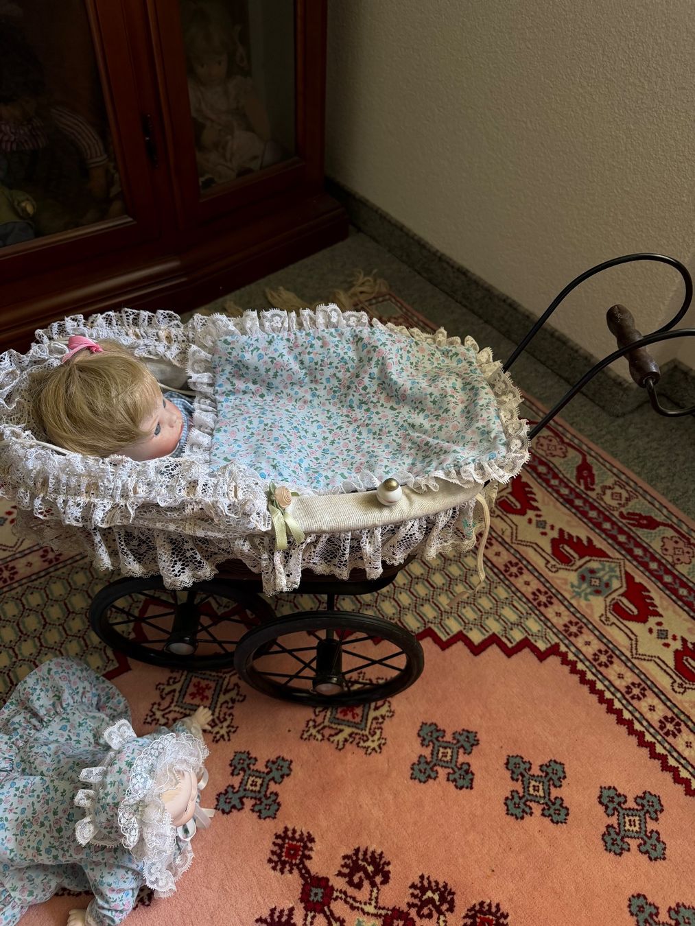 Bambole: Vitrine, Puppen, Puppenwagen – Usato da Grellingen venduto da syno28 7