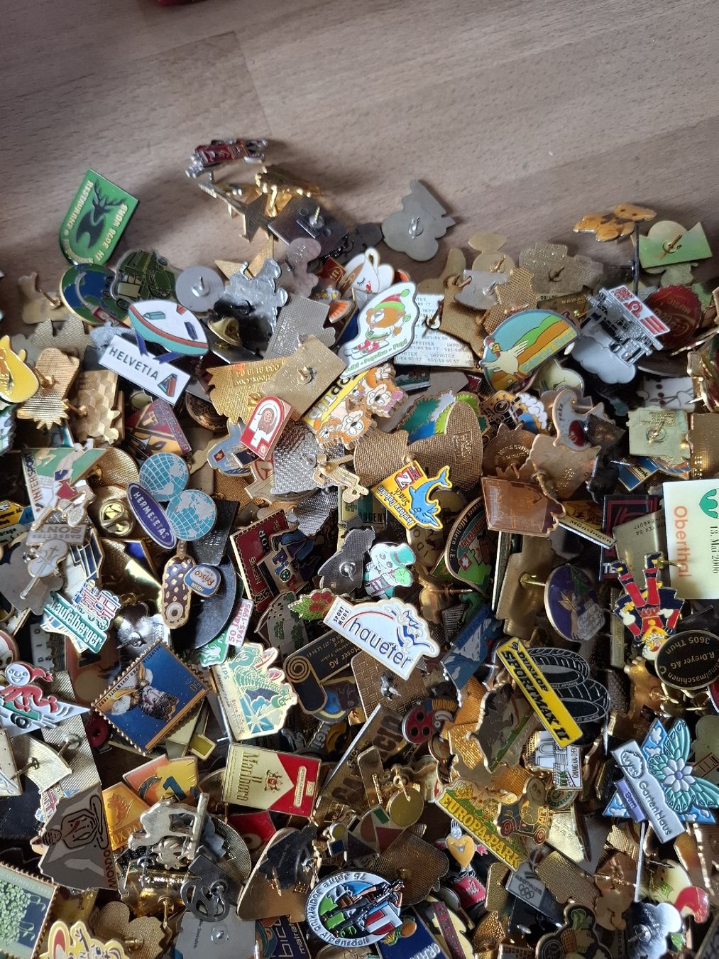 Giocattoli: Grosse Sammlung Pins, Anstecknadeln – Usato da Bleiken b. Oberdiessbach venduto da Trinneli 2