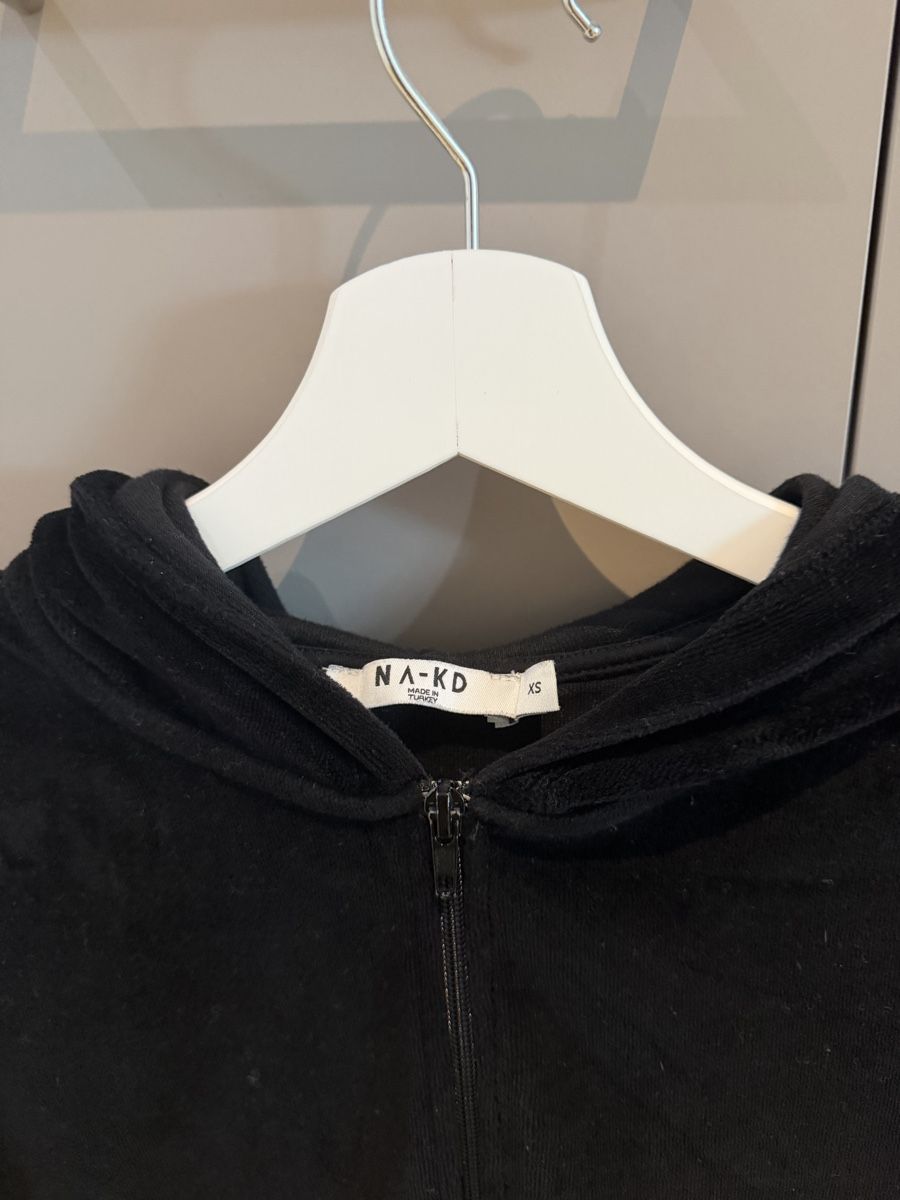 Giacche: SCHWARZER CROP-HOODIE – Usato da oberburg venduto da lau_w2ty 2
