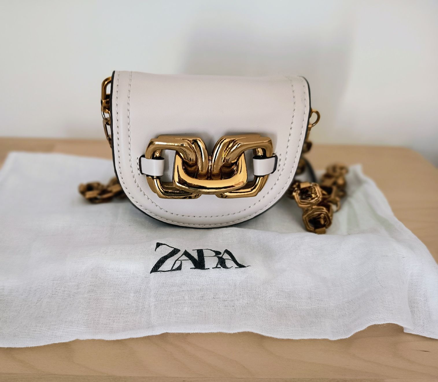 Zara Sacs femmes: Mini Bag with Gold Chain – D'occasion à Basel par beg_6v7r