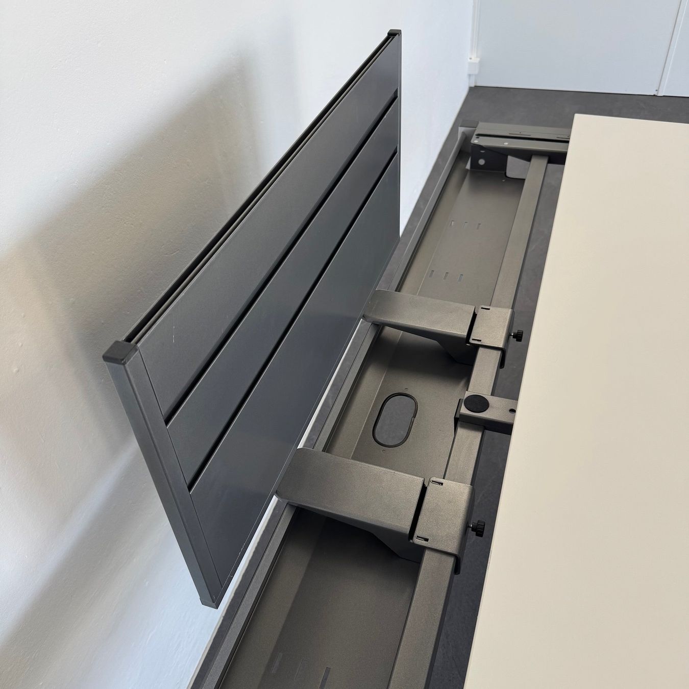Paraventi: Embru eQ Trennwand mit Tischhalterung – Usato da Schönenwerd venduto da mcofficeshop 1