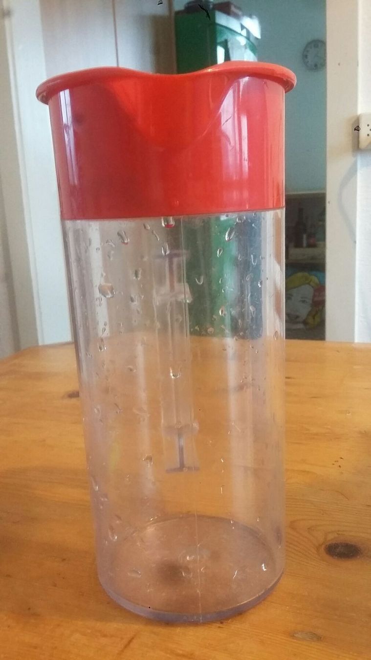 Recipients et similaires: 2 pots en plastique. – D'occasion à Miecourt par Marly1 9