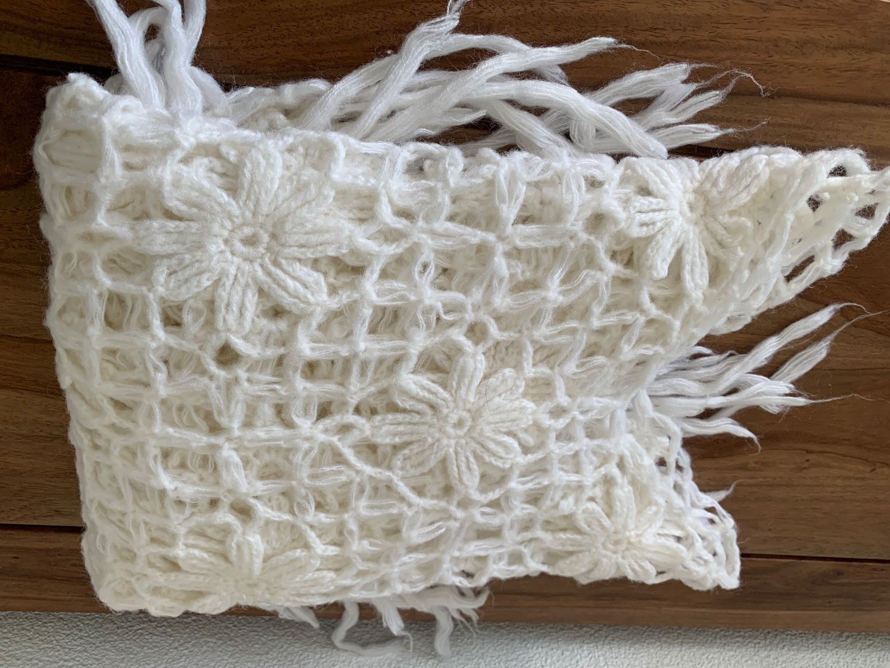Bolero: Weisses Häkel-Poncho, Fransen, Blumenmuster, Boho-Style – Usato da Neuendorf venduto da LadystreetL 4