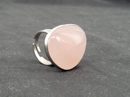 Bague en métal avec pierre rose
