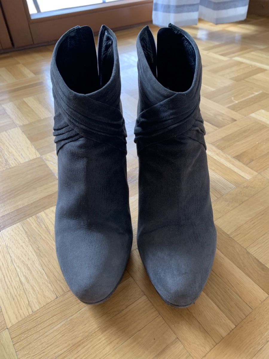 Prada Chaussures femmes: PRADA women’s boots size 39.5 – D'occasion à La Croix de Rozon par chr_f5wy 1