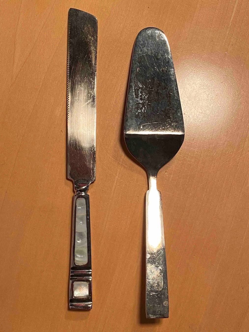 Set di posate: Kuchenmesser und Kuchenschaufel mit Perlmuttgriffen – Usato da Maur venduto da privat101 1