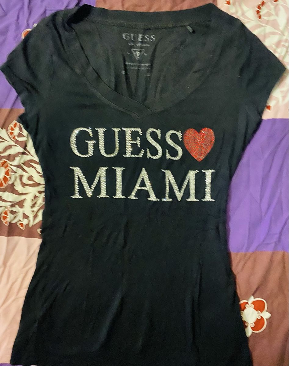 T-shirt: T-shirt noir GUESS taille S avec strass – Usato da Préverenges venduto da cha_jrn9 3