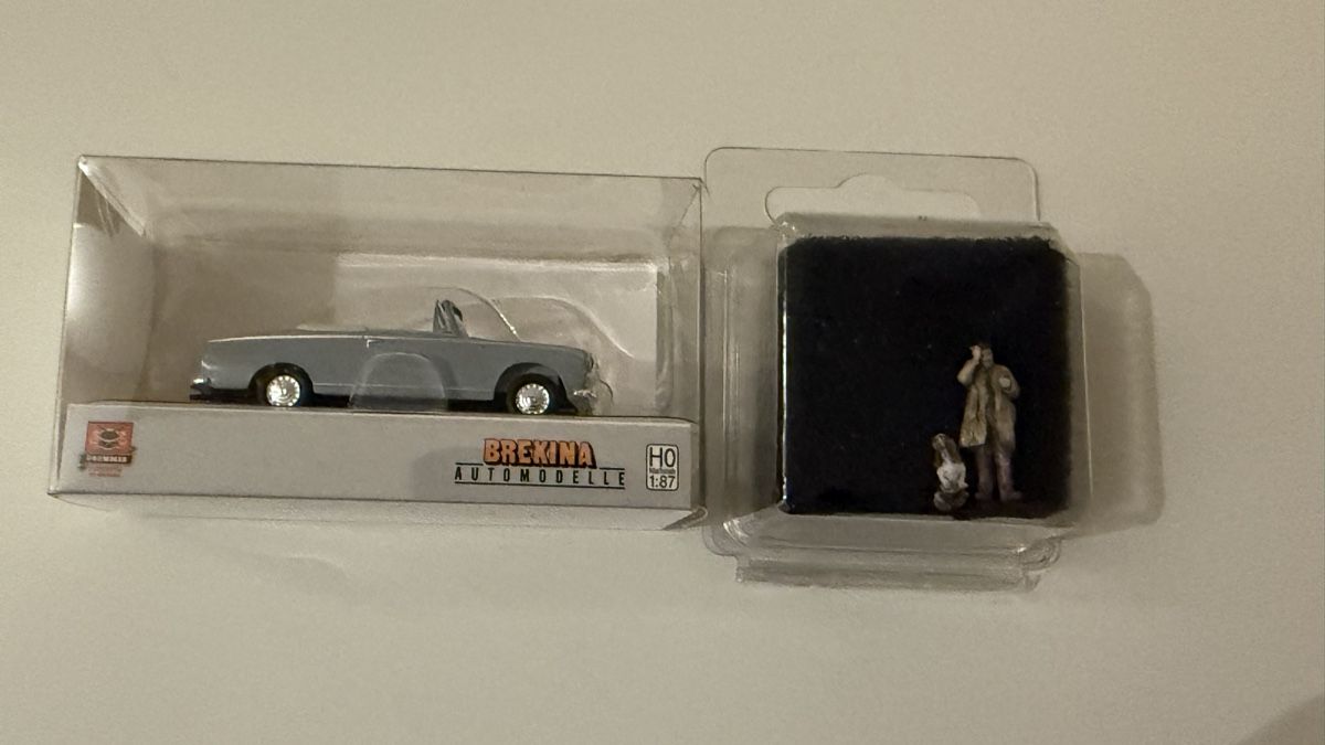 Brekina Modellini d'auto: Columbo Figuren & Auto 1:87 – Nuovo e nell'imballaggio originale da Basel venduto da Zomeg