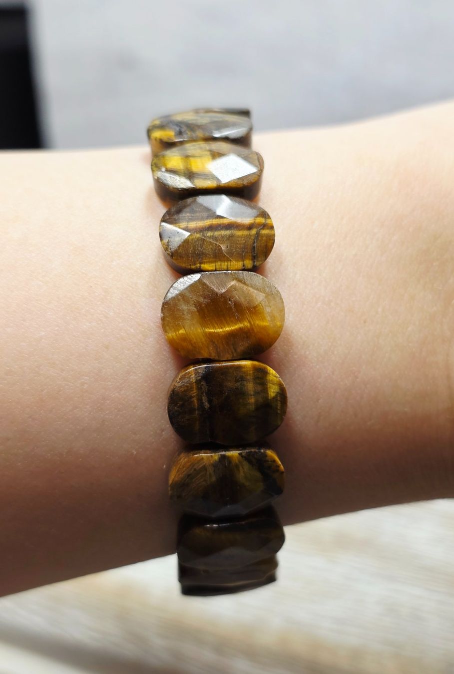 Minerali & Pietre curative: Facettiertes Tigerauge Softbangle Armband – Nuovo e nell'imballaggio originale da Matzingen venduto da Shay_Crystalz 1