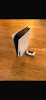 Sony PlayStation 5 Konsole mit einem Controller weiss