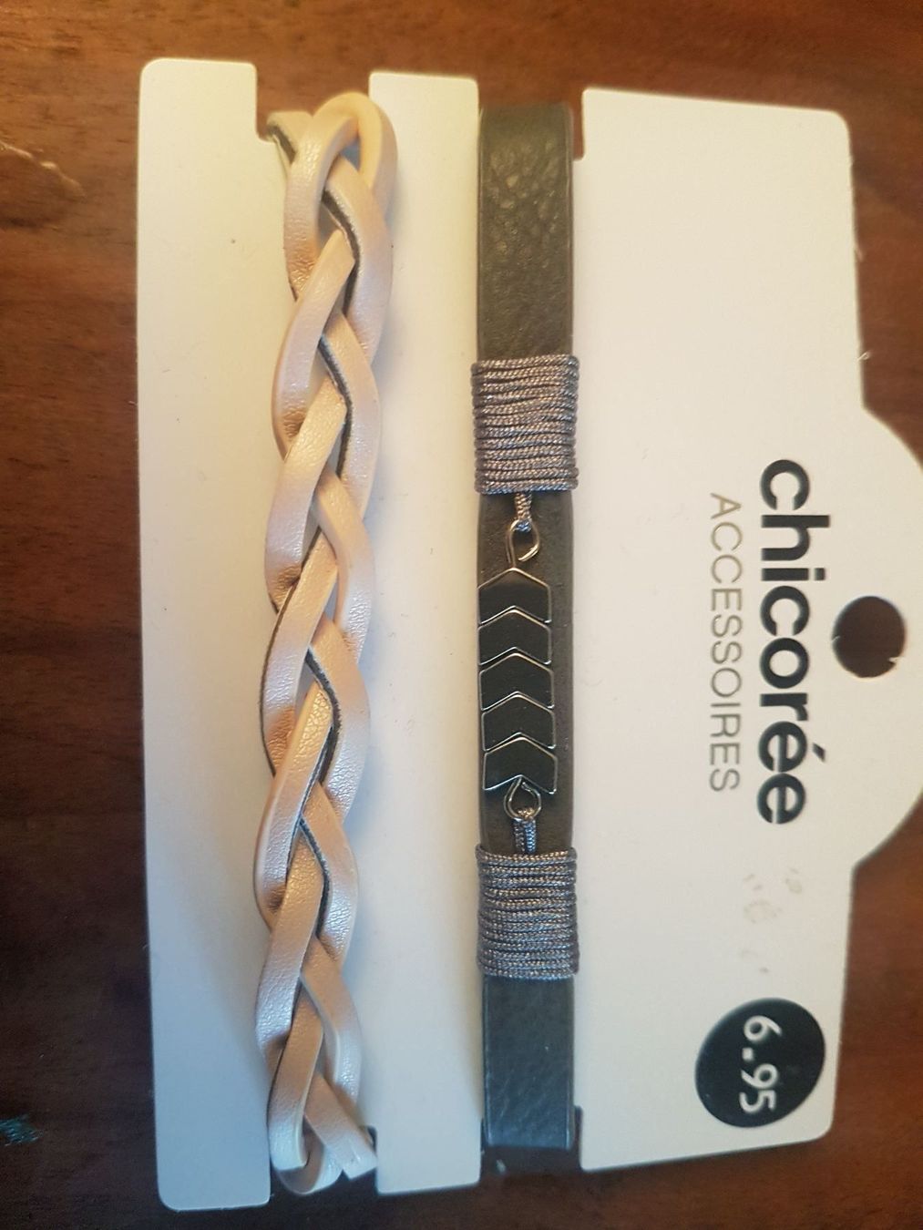Bracciali & Braccialetti: 2 Armbänder, grau/beige, Lederoptik, – Nuovo (secondo la descrizione) da Oberengstringen venduto da Sheera7