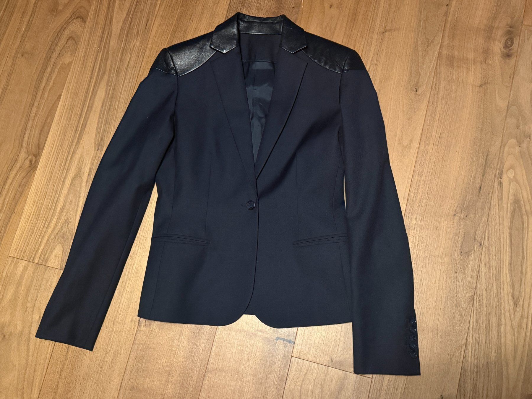 Giacche: Tailor-made blaser with contrasting leather shoulder panel – Usato da St-Sulpice VD venduto da juhdu