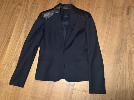 Tailor-made blaser with contrasting leather shoulder panel