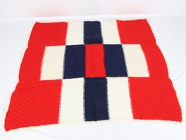 HANDARBEIT Gestrickte Babydecke rot/weiss/blau