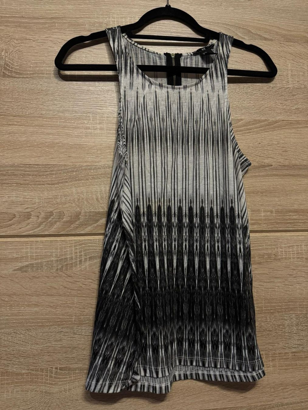 H&M Camicette, T-shirt & Top: Haut classique à motif – Usato da Montreux venduto da iza_peche8 1