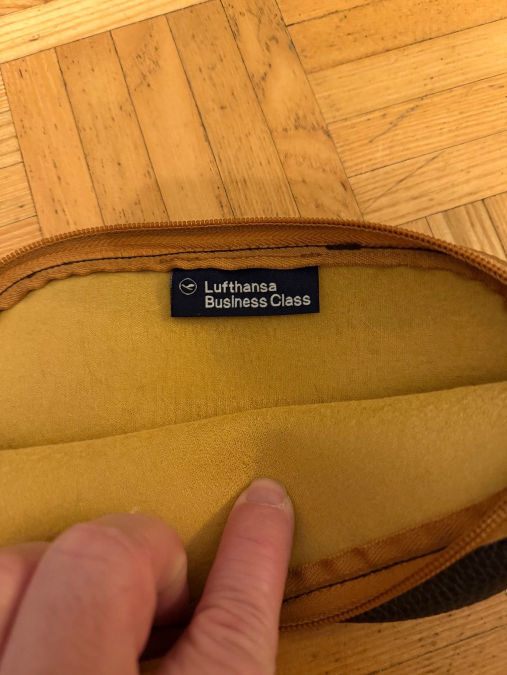 Kosmetikkoffer: Lufthansa Business Class Amenity Kit, Braun – Gebraucht aus bioggio von lenny023 2
