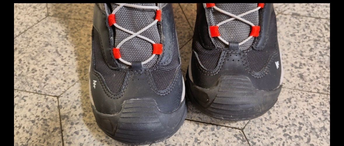 Decathlon Scarpe per ragazzi: Kinder Wanderschuhe, Gr. 30, Quechua, anthrazit rot, neuwert – Usato da Birrhard venduto da kristiii 2