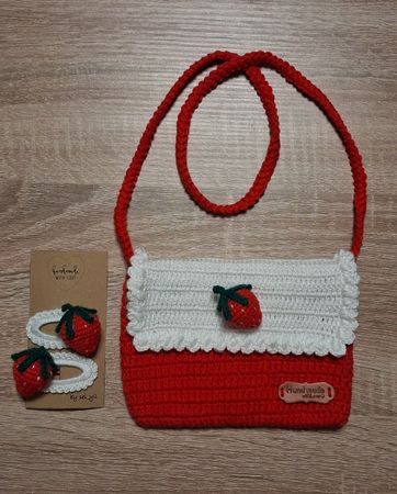 Handgemachte Tasche und Haarklammer gehäkelt 