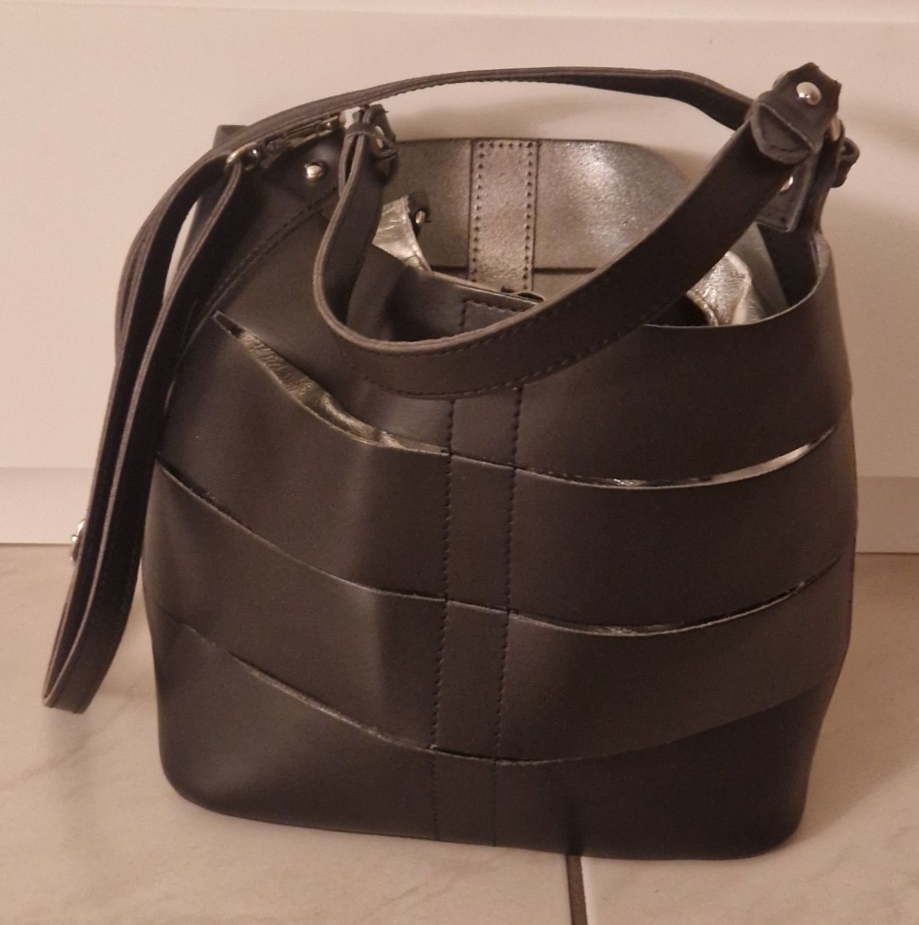 Sacs femmes: Beuteltasche Schwarz mit Silbernem Innenfutter – D'occasion à Itingen par Claudia.E